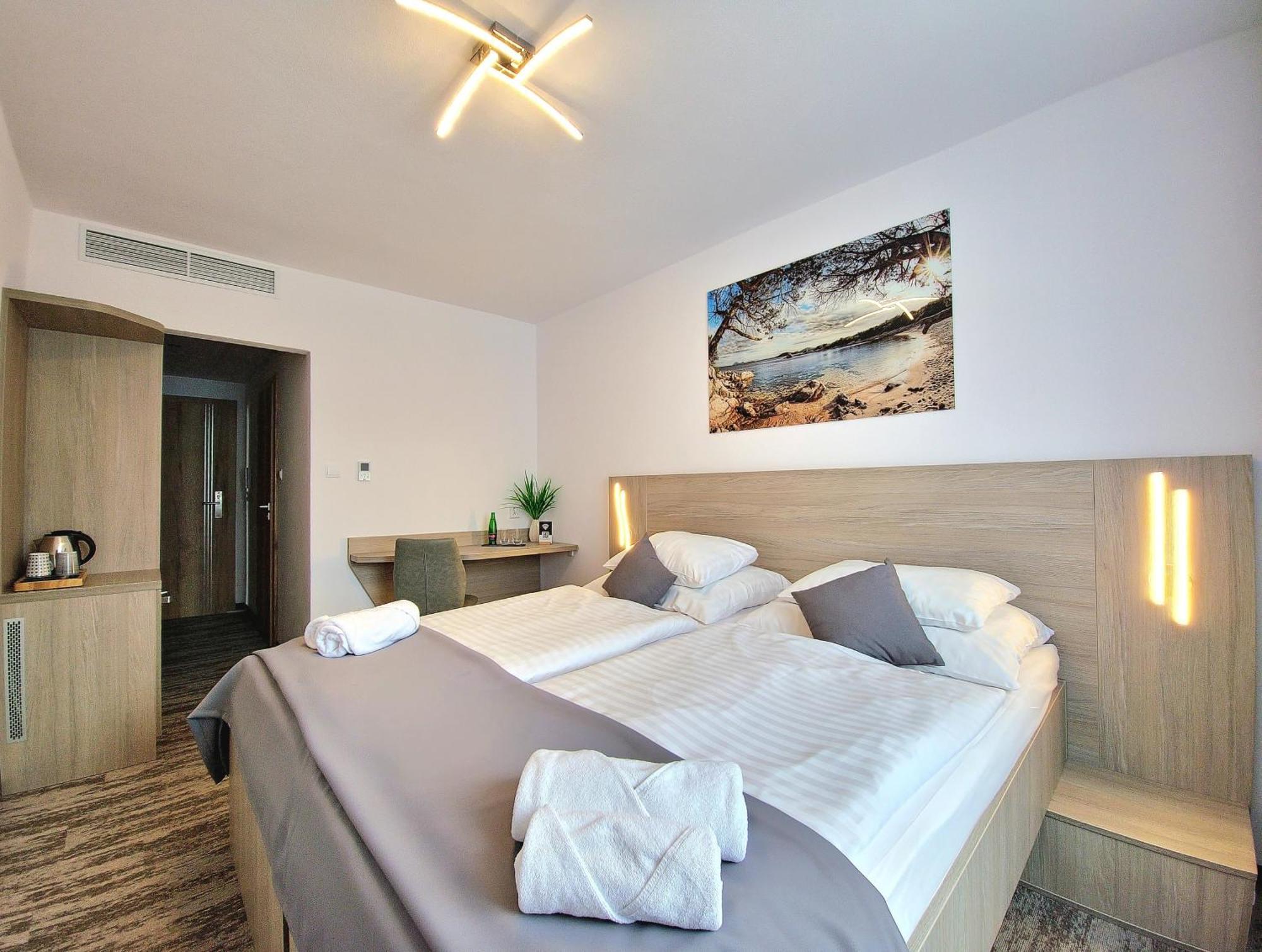 Hotel Crystal Kosice Bagian luar foto